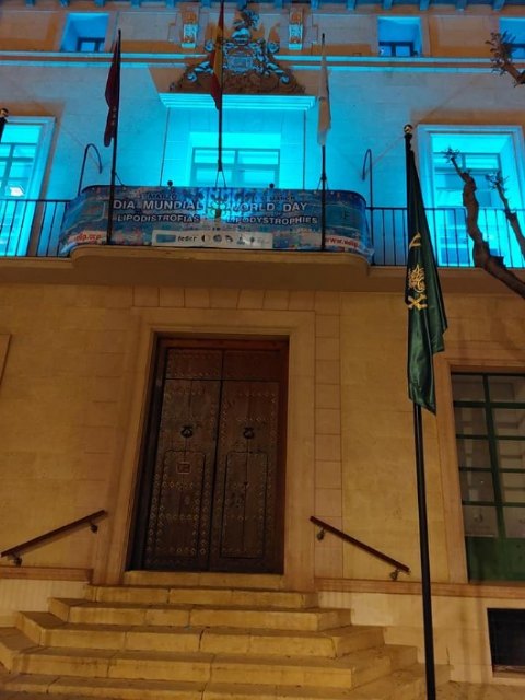 La fachada principal del Ayuntamiento de Totana se ilumina de color turquesa con motivo del Día Mundial de las Lipodistrofias - 2, Foto 2