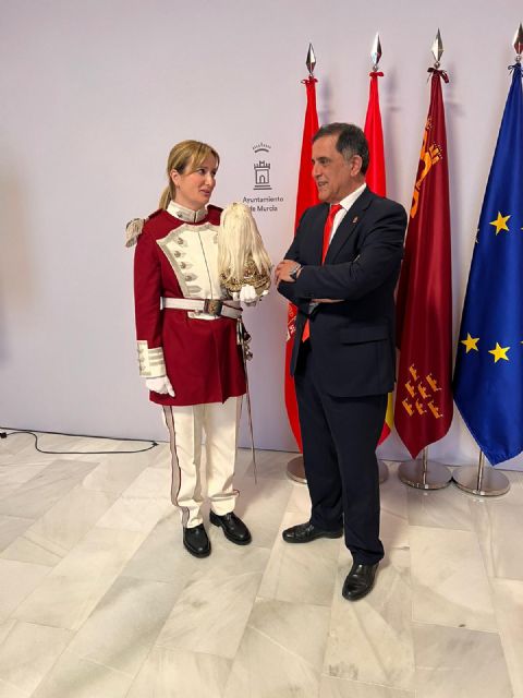 El Alcalde Serrano recibe a la primera mujer que desfila en Semana Santa con el traje de gala de la Policía Local de Murcia - 2, Foto 2