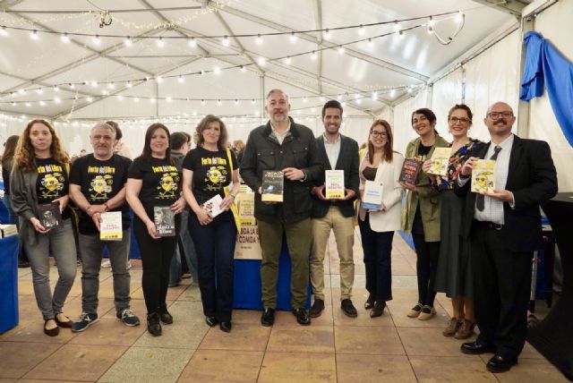 Santomera inaugura su XXXIII Feria del Libro con un maratón de lectura y más de 30.000 libros - 1, Foto 1
