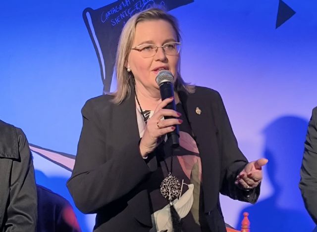 Más de setenta personas arropan a Victoria Kapkan como nueva Madrina del Cristo Resucitado - 1, Foto 1