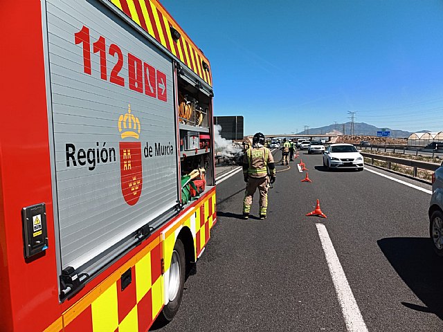 Bomberos apagan el incendio de un vehículo en Totana