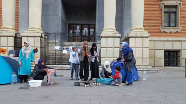Cambiemos Murcia escenifica en la Plaza de la Merced el día a día de las mujeres refugiadas - 1, Foto 1