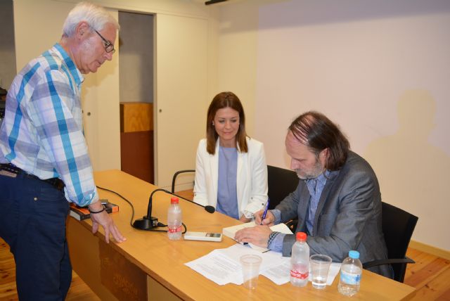 Salvador Robles presenta en Águilas el libro El delantero centro se niega a jugar - 2, Foto 2