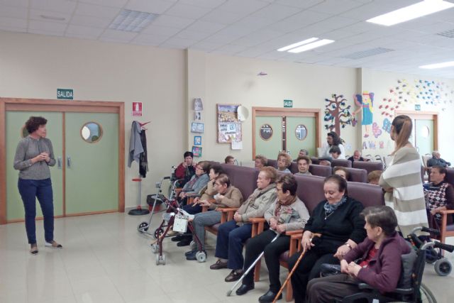 El servicio municipal de Teleasistencia atiende a 70 personas en Puerto Lumbreras - 1, Foto 1