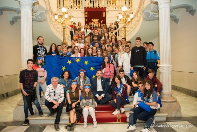 Los voluntarios de la Semana Europea de la Juventud reciben la felicitacion del alcalde - 1, Foto 1