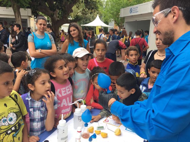 SABIC despierta el interés de los jóvenes por la ciencia a través de juegos y experimentos - 1, Foto 1