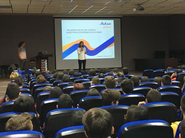 SABIC despierta el interés de los jóvenes por la ciencia a través de juegos y experimentos - 2, Foto 2