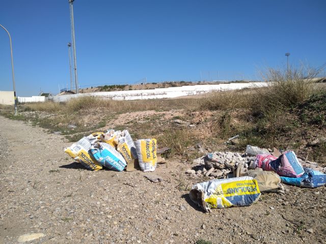 El PSOE denuncia que el Partido Popular suma ocho años sin dar una solución al hundimiento de la pista de atletismo Manuel Ruiz Pérez - 3, Foto 3