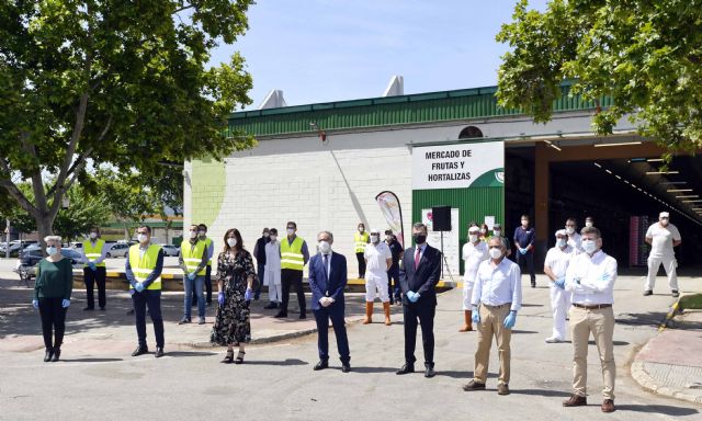 Aplauso colectivo a los 750 trabajadores y 1.000 transportistas y clientes que acuden a diario a Mercamurcia - 4, Foto 4