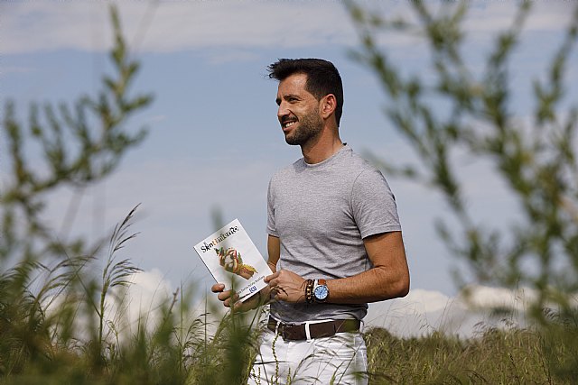 Juan Carlos Prieto vuelve a coger su pluma de poeta para adentrarse en el mundo de las emociones con Sintimiento - 1, Foto 1