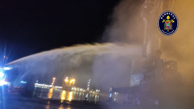 Bomberos de Cartagena rescatan a un gruista de un incendio en el puerto - 1, Foto 1