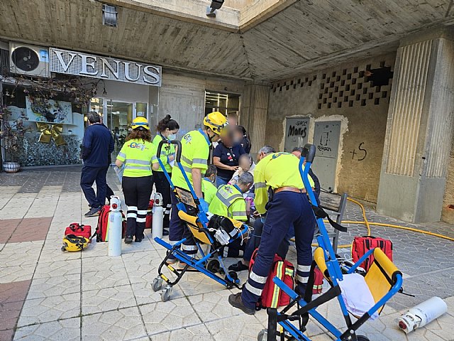Cinco afectados por inhalación de humo en Lorca - 1, Foto 1