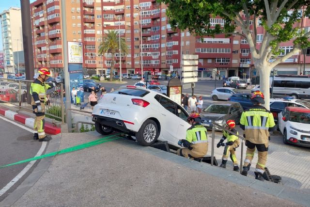 Bomberos de Cartagena desatascan un coche atrapado en las escaleras de un hipermercado - 1, Foto 1
