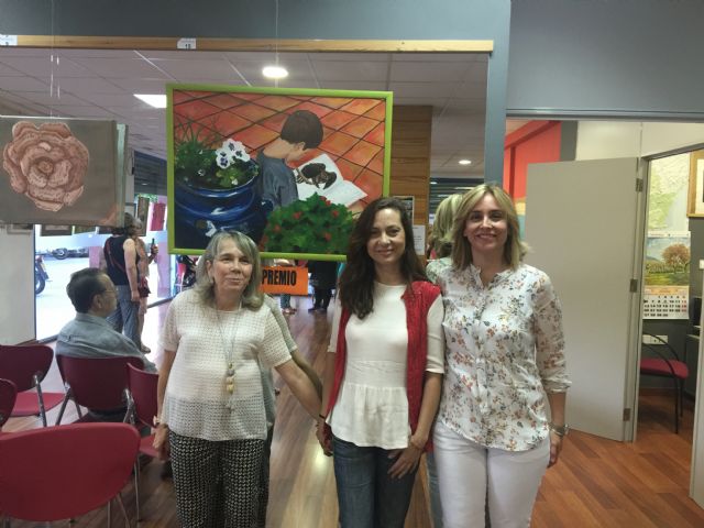 9 asociaciones y centros de la mujer participan en el XIII Concurso de pintura ´Flores y Libros´ - 1, Foto 1