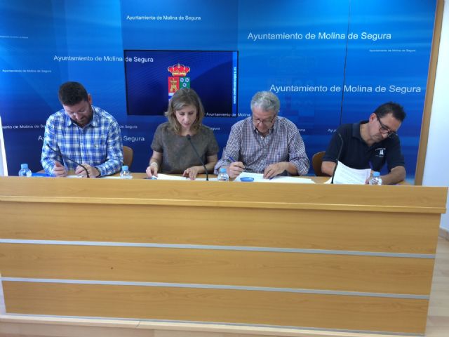 El Ayuntamiento de Molina de Segura acoge la firma del convenio de colaboración entre la Asociación Regional de Familias Numerosas y la Asociación de Comercios y Profesionales - 1, Foto 1