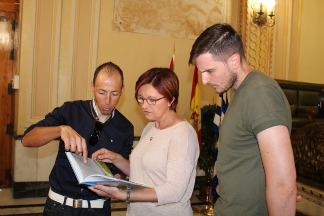 Antonio Toral entrega a la alcaldesa un ejemplar de su obra 'Grandes puertos de los Pirineos' - 1, Foto 1