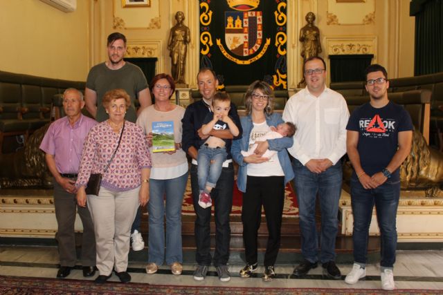 Antonio Toral entrega a la alcaldesa un ejemplar de su obra 'Grandes puertos de los Pirineos' - 2, Foto 2