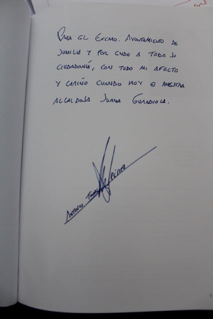 Antonio Toral entrega a la alcaldesa un ejemplar de su obra 'Grandes puertos de los Pirineos' - 3, Foto 3