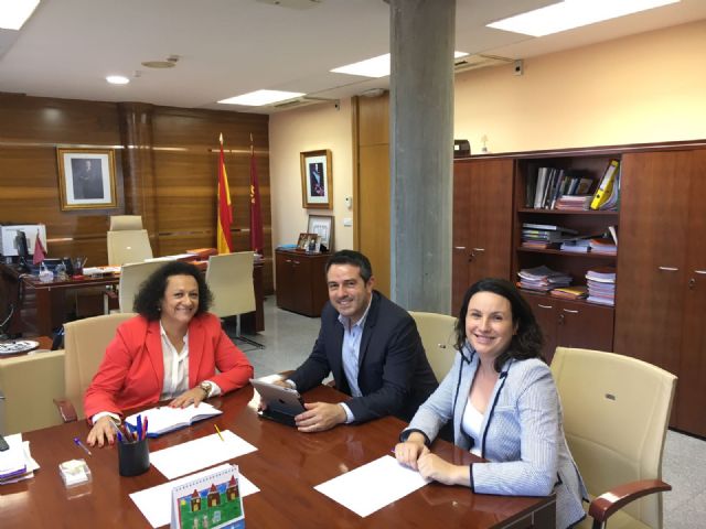 El alcalde se reúne en Fomento, con la secretaria general de la Consejería y la directora general de Ordenación del Territorio, Arquitectura y Vivienda - 1, Foto 1