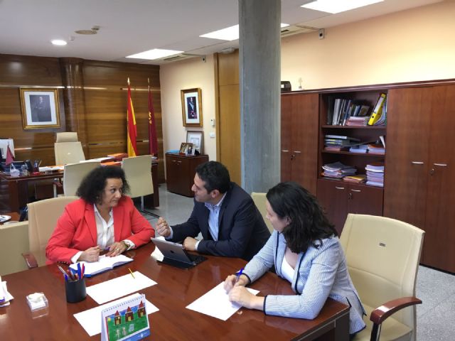 El alcalde se reúne en Fomento, con la secretaria general de la Consejería y la directora general de Ordenación del Territorio, Arquitectura y Vivienda - 2, Foto 2