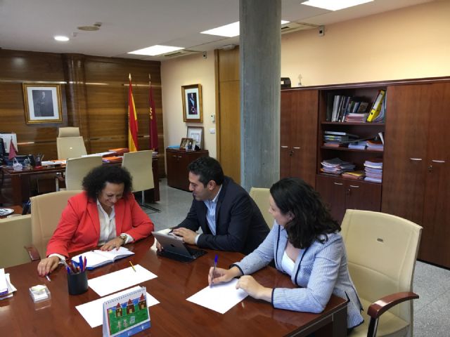 El alcalde se reúne en Fomento, con la secretaria general de la Consejería y la directora general de Ordenación del Territorio, Arquitectura y Vivienda - 3, Foto 3