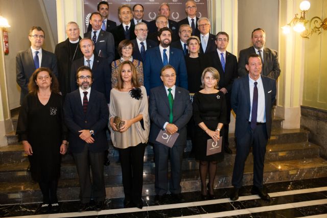 Laurel de Murcia Extraordinario para los padres del Estatuto de Autonomía de la Región de Murcia - 1, Foto 1