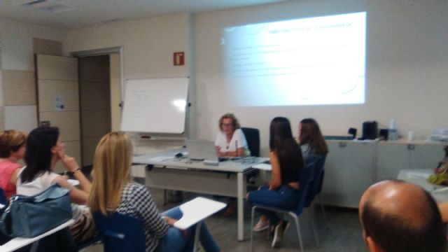El CAVI San Javier fue ponente sobre violencia de género entre adolescentes en el plan regional de formación continuada en Pediatría - 1, Foto 1