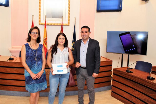 María Victoria Sánchez, consigue el iPad sorteado entre los primeros usuarios en descargarse la APP Alcantarilla SamartCity y estar entre las 484 personas que cumplimentaron la encuesta - 1, Foto 1