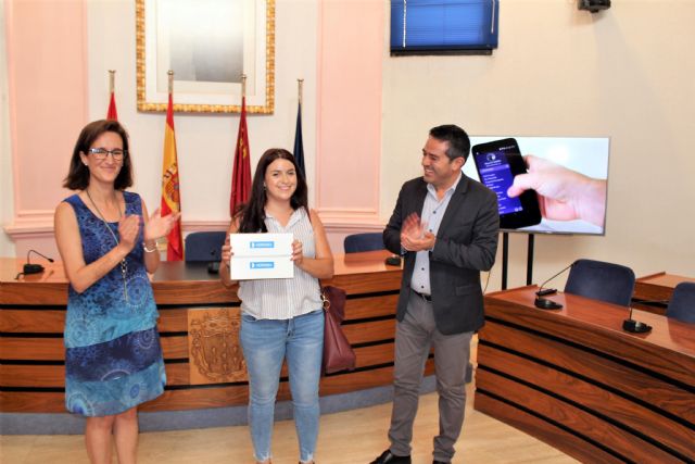 María Victoria Sánchez, consigue el iPad sorteado entre los primeros usuarios en descargarse la APP Alcantarilla SamartCity y estar entre las 484 personas que cumplimentaron la encuesta - 2, Foto 2
