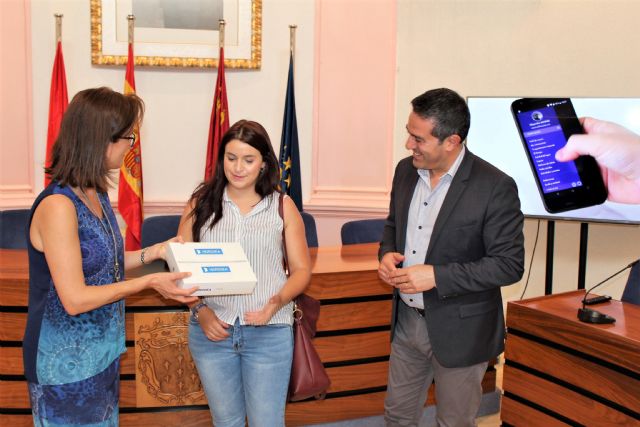 María Victoria Sánchez, consigue el iPad sorteado entre los primeros usuarios en descargarse la APP Alcantarilla SamartCity y estar entre las 484 personas que cumplimentaron la encuesta - 3, Foto 3