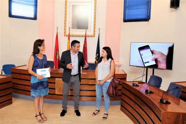 María Victoria Sánchez, consigue el iPad sorteado entre los primeros usuarios en descargarse la APP Alcantarilla SamartCity y estar entre las 484 personas que cumplimentaron la encuesta - 4, Foto 4