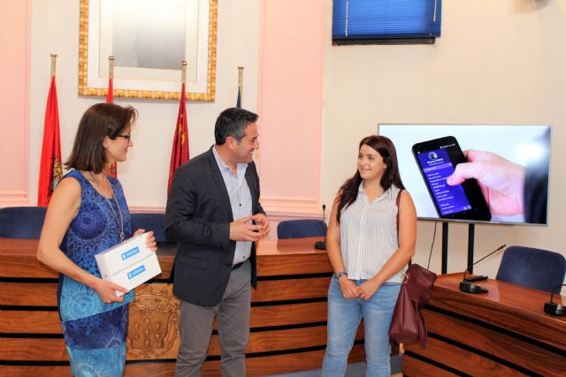 María Victoria Sánchez, consigue el iPad sorteado entre los primeros usuarios en descargarse la APP Alcantarilla SamartCity y estar entre las 484 personas que cumplimentaron la encuesta - 5, Foto 5