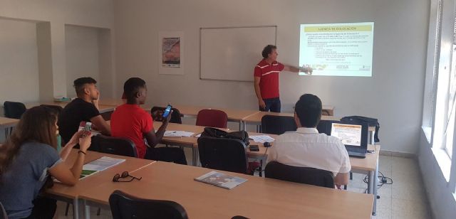 Orientadores de la ADLE informan sobre los recursos municipales en materia de empleo a alumnos del Proyecto Jarcia - 1, Foto 1