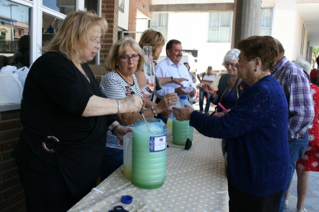 Socios y usuarios del Centro Municipal de Personas Mayores de la plaza Balsa Vieja disfrutan del reparto de agua limón con motivo de las fiestas - 2, Foto 2