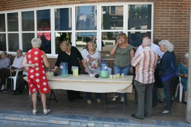 Socios y usuarios del Centro Municipal de Personas Mayores de la plaza Balsa Vieja disfrutan del reparto de agua limón con motivo de las fiestas - 3, Foto 3