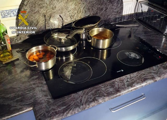 La Guardia Civil auxilia a un anciano en Torre Pacheco que se había desmayado en su domicilio - 1, Foto 1