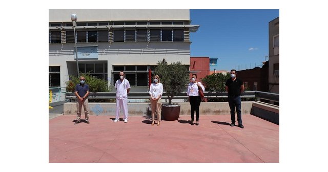 Un olivo, plantado en el Día Mundial del Medio Ambiente, servirá de recuerdo para todos los sanitarios y fallecidos por el Coronavirus - 1, Foto 1