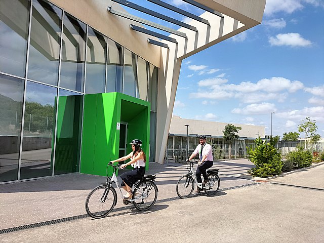 Bicicletas eléctricas para los profesores, energía solar y recogida de agua de lluvia: la sostenibilidad se abre paso en colegios de Murcia - 1, Foto 1