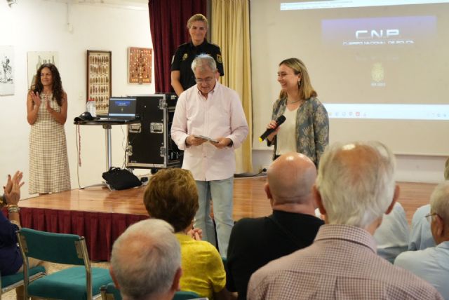 Más de un centenar de personas mayores aprenden a protegerse frente a robos y estafas - 2, Foto 2