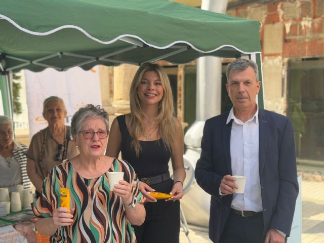 El Ayuntamiento reparte cremas fotoprotectoras y agua fría para concienciar a los lorquinos sobre los golpes de calor y las quemaduras solares - 1, Foto 1