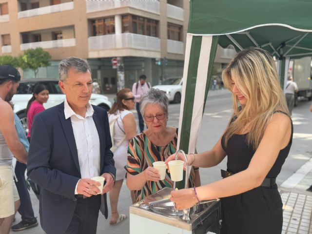 El Ayuntamiento reparte cremas fotoprotectoras y agua fría para concienciar a los lorquinos sobre los golpes de calor y las quemaduras solares - 2, Foto 2