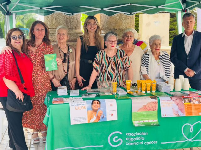 El Ayuntamiento reparte cremas fotoprotectoras y agua fría para concienciar a los lorquinos sobre los golpes de calor y las quemaduras solares - 3, Foto 3