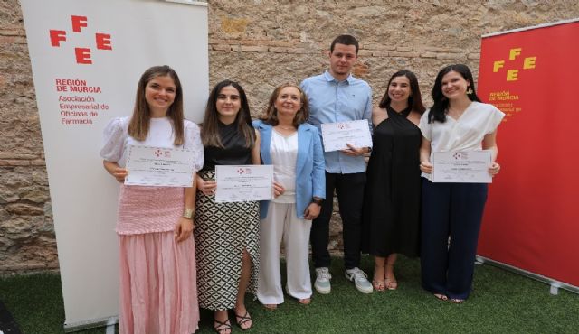 Tres alumnas de la UMU, galardonadas en la cuarta edición de los premios FEFE Murcia por sus Trabajos de Fin de Grado en el ámbito farmacéutico - 1, Foto 1