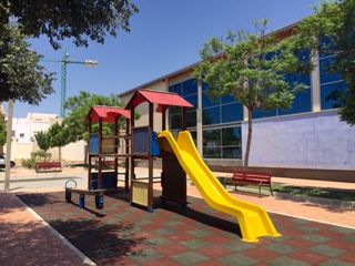 Nuevos pavimentos en la zona de juegos del Parque de la Cubana, parque de la Piscina cubierta y acceso al Centro de Salud, Foto 1