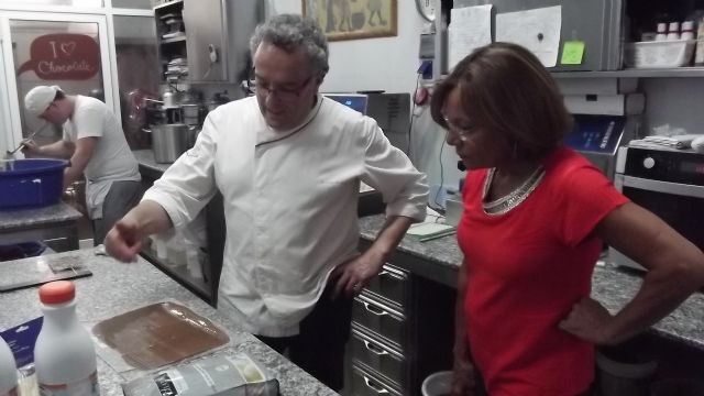 La directora general de Comercio y Protecci ón del Consumidor, Francisca Cabrera, visita la confitería La Gloria - 1, Foto 1