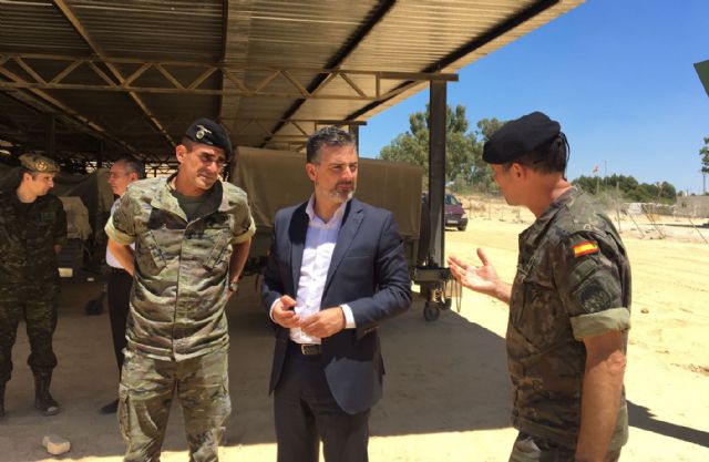 Visita a la Brigada Paracaidista en el Acuartelamiento Santa Bárbara - 1, Foto 1