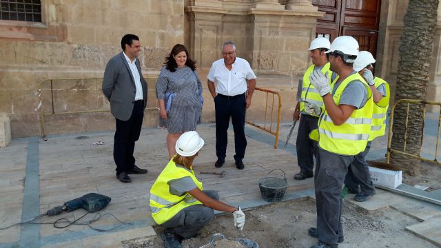 16 alumnos del Programa de Garantía Juvenil Entrebarrios arreglan el atrio de la iglesia de San Mateo y la plaza de la Calle Rincón de Bautista - 1, Foto 1