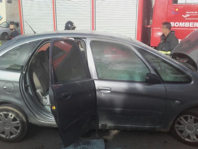 Bomberos de Cartagena sofocan un fuego en un coche en Pozo Estrecho - 1, Foto 1