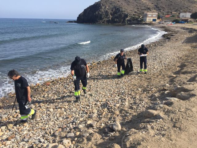 15 desempleados lorquinos pertenecientes a un curso desarrollado por el Ayuntamiento y el SEF realizan tareas de retirada de residuos en las playas de Puntas de Calnegre - 1, Foto 1