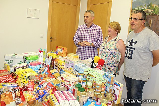 Empleados públicos hacen entrega a Cáritas de ambas parroquias de los alimentos y productos de aseo recogidos para la población infantil, Foto 1